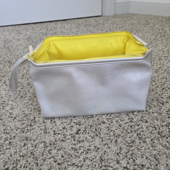 NWT Kendra Scott Cosmetic Case - Picture 2 of 6